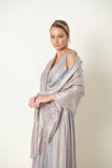 Vestido largo de fiesta en gasa plisada con rayas verticales en tonos pastel, escote cruzado y drapeado en el busto, faja con strass en la cintura y falda irregular.