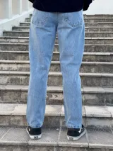 Jean azul de corte recto y tiro medio con lavado clásico.