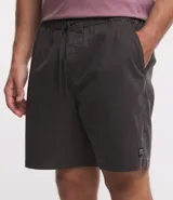 Bermuda de sarga lavada color gris oscuro, con cintura elástica ajustable mediante lazo, bolsillos laterales y corte recto.