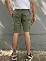 Bermuda cargo de corte regular color azul, con bolsillos laterales con solapa y cierre frontal con botón y cremallera.