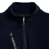 Buzo de micropolar azul marino con cuello alto y cierre frontal parcial. Presenta un bolsillo vertical con cierre en el pecho con detalle de cinta con la palabra 'UTILITY'.
