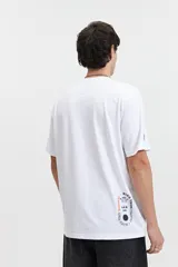 Remera blanca de manga corta con estampado frontal que simula un diagrama de "Photosynthesis is Fun" con una planta de cannabis.