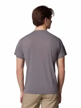 Remera técnica de manga corta Columbia, color gris, con cuello redondo y logo de la marca estampado en el pecho. Confeccionada con tecnología de enfriamiento activado por transpiración y tejido que absorbe la humedad.
