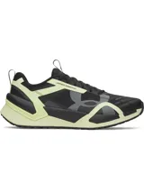 Championes de entrenamiento Under Armour Reign XT, con diseño técnico en colores negro, gris y amarillo lima. Presentan entresuela UA HOVR de doble densidad para amortiguación, estructura superior de TPU para mayor sujeción y tecnología UA TriBase en la suela para optimizar el contacto con el suelo y la flexibilidad.