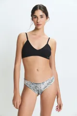 Bombacha tipo culotteless con estampado animal print de serpiente en tonos grises y blancos. Confeccionada en poliamida y elastano con forro de algodón.