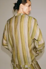 Camisa de manga larga ZW Collection confeccionada en hilatura con mezcla de lyocell, con diseño de rayas verticales en tonos verde, tostado y blanco. Presenta cuello redondo con escote en V, bolsillos con solapa en el delantero y cierre frontal con botones.
