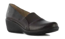 Zapatos casuales de mujer tipo mocasín con plataforma baja, confeccionados en cuero negro con paneles elásticos en el empeine para mayor comodidad.