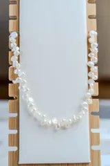 Collar de perlas de agua dulce naturales con formas irregulares, montado sobre una cadena de acero quirúrgico.
