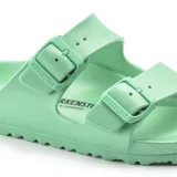 Sandalias tipo chancleta Birkenstock modelo Arizona, fabricadas en EVA, color verde menta. Presentan dos tiras ajustables con hebillas y plantilla anatómica.