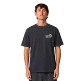 Remera negra de manga corta con pequeño estampado frontal de palmera y texto de la marca.