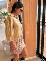 Minifalda de lentejuelas con cintura elástica, diseñada con un ajuste cómodo y flexible.