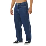 Pantalón de jean azul oscuro, de corte recto y holgado, con tiro medio, bolsillos clásicos y cierre frontal con botón y cremallera.