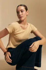 Remera de manga corta con cuello redondo, confeccionada en tejido acanalado de textura suave y elástica que se ajusta al cuerpo.