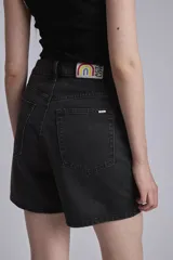 Bermuda de jean color negro, tiro alto y corte recto.