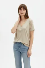 Remera de manga corta con escote en V, confeccionada en algodón con diseño de rayas horizontales en tono azul marino y blanco.
