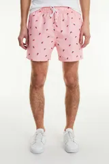 Short de baño rosado con estampado de sandías.