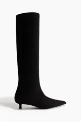 Botas de caña alta con diseño slouchy, confeccionadas en material con acabado cepillado suave. Presentan punta fina y taco kitten, con forro interior de punto.