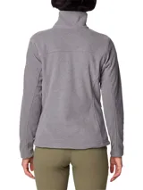 Campera de polar Columbia modelo Fast Trek II, color gris, con cierre frontal completo, cuello alto, bolsillos laterales con cierre y un bolsillo adicional con cierre en la manga izquierda. Cuenta con logo bordado en el pecho.