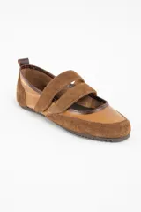 Chatita de cuero color camel, con detalles en gamuza al tono en la puntera y el talón. Presenta doble tira con cierre de velcro en el empeine y suela de goma dentada.