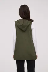 Chaleco largo sin mangas de tejido de punto color negro, con capucha y lazo ajustable en la cintura. Presenta bolsillos frontales y diseño abierto.