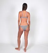 Conjunto de bikini con estampado a rayas verticales color lila y verde. El corpiño es de escote redondo con breteles ajustables y cierre de gancho metálico. La bombacha es tipo tanga con tiras laterales ajustables.