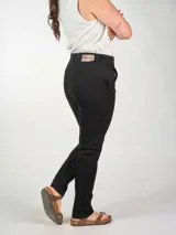 Pantalón de vestir azul marino, de corte slim, tiro alto, de gabardina elastizada. Detalle en V en zona de pretina trasera. Bolsillos traseros falsos y terminación de cortes en el bajo.