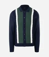 Cardigan masculino de punto con cuello camisero y cierre frontal de botones. Presenta un diseño con paneles frontales en color verde y blanco que contrastan con el cuerpo azul marino, destacando por su textura de tejido diferenciada.