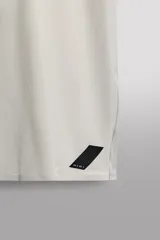 Camiseta de entrenamiento regular fit color beige, confeccionada en combinación de tejidos técnicos ligeros y elásticos con tecnología Quick Dry nivel 2. Presenta cuello redondo, manga corta, acabados con costuras planas y termofijadas, y detalle de logo estampado en el bajo.