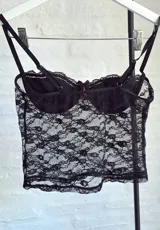 Top de encaje negro con breteles finos y copas con aro.