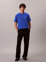 Remera de manga corta Calvin Klein color azul, con cuello redondo y corte regular. Presenta un pequeño bordado con el monograma de la marca en contraste sobre el lado izquierdo del pecho.