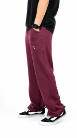 Pantalón de punto color bordó, de corte holgado y diseño deportivo. Cuenta con bolsillos laterales y un pequeño logo bordado en la parte superior.