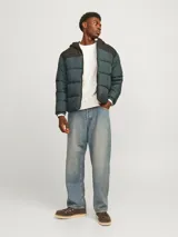 Buzo color crema de manga larga y cuello redondo, con corte holgado y tejido de felpa suave.