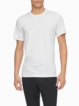 Pack de tres remeras blancas de algodón con cuello redondo y manga corta. Incluye logo de Calvin Klein en el ruedo.