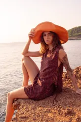 Musculosa marrón con estampado animal print, de tejido aireado y lazos laterales para un calce regulable.