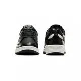 Zapatillas Converse Weapon de cuero negro con detalles en blanco, incluyendo el logo de la estrella y el chevron.