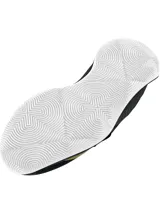 Championes de básquetbol Under Armour Jet 23, con diseño en color negro y detalles en dorado. Presentan una parte superior de materiales mixtos para mayor durabilidad y soporte, entresuela Micro G para amortiguación y suela de goma con patrón de tracción anatómico.