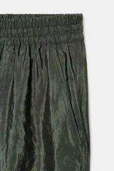 Pantalón negro de tiro medio con acabado brillante, cintura elástica ajustable con cordones y puños elásticos en los tobillos.