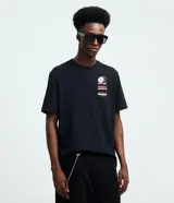 Remera negra de corte comfort y manga corta, con cuello redondo y estampado de estilo urbano con un auto rojo y un dragón en la espalda.