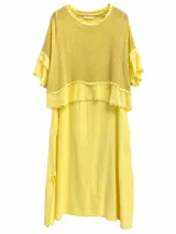 Vestido largo amarillo de diseño holgado con superposición de tejido de red y mangas cortas con volados desmechados.