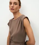 Vestido midi de sastrería color marrón, con cuello redondo, mangas cortas y corte recto. Incluye un cinturón fino ajustable con detalle metálico en la cintura.