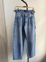 Pantalón de jean celeste con cintura alta y corte ancho.