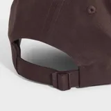 Gorro tipo gorra Adidas modelo Adicolor Classic Trefoil Baseball, color marrón, con visera curvada y el logotipo del trébol bordado en la parte frontal en tono beige.