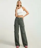Blusa crop top de cuello halter, confeccionada en tejido rib con textura acanalada. Presenta un diseño ajustado al cuerpo, sin mangas y de color azul oscuro.