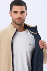 Campera polar de abrigo azul marino, con cuello alto, cierre frontal y bolsillos laterales y en el pecho con cierre.