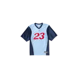 Remera deportiva de manga corta Jordan x Supreme, color celeste con paneles laterales en azul marino, cuello en V y el número 23 estampado en el frente en color rojo.
