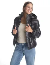 Campera puffer de Michael Kors con acabado brillante, diseño capitoneado, capucha integrada con cordones de ajuste, cuello alto, cierre frontal con tirador metálico y puños elásticos.