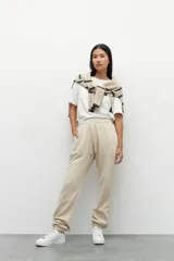 Babucha deportiva de algodón con cintura elástica, cordones ajustables y bolsillos laterales. Presenta un diseño holgado con puños en los tobillos e interior de felpa.