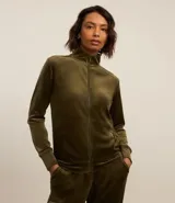 Campera deportiva de microfibra color verde oliva, con cuello alto y cierre frontal completo. Presenta un acabado suave y ligeramente brillante, con puños y cintura ajustados.