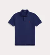 Remera polo Ralph Lauren de corte clásico, color azul marino con el logo del jinete bordado en rojo en el pecho. Cuenta con cuello y puños acanalados, y tapeta corta con botones.