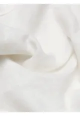 Pantalón Arrow de corte recto, color blanco, confeccionado en mezcla de lino y algodón, con bolsillos laterales y cierre frontal con botón y cremallera.
